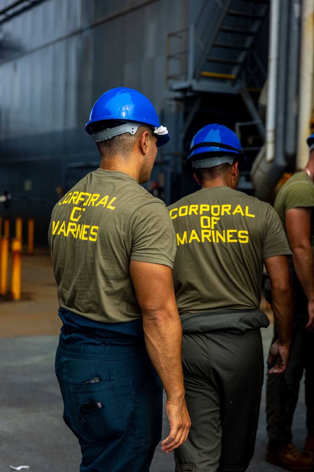 MRF-D 25.3: VMM-363 equipment arrives to USS Miguel Keith
