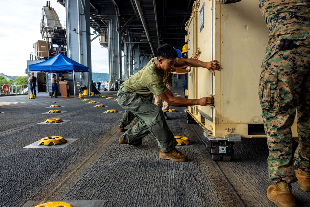 MRF-D 25.3: VMM-363 equipment arrives to USS Miguel Keith