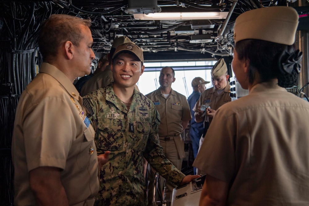 Makin Island Hosts Colombian Navy