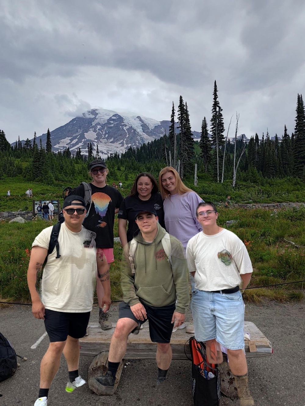 US Army medic recognized for helping injured biker during hiking trip to Mount Rainier