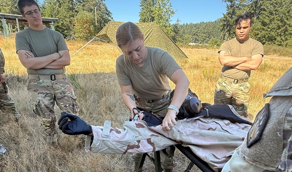 US Army medic recognized for helping injured biker during hiking trip to Mount Rainier