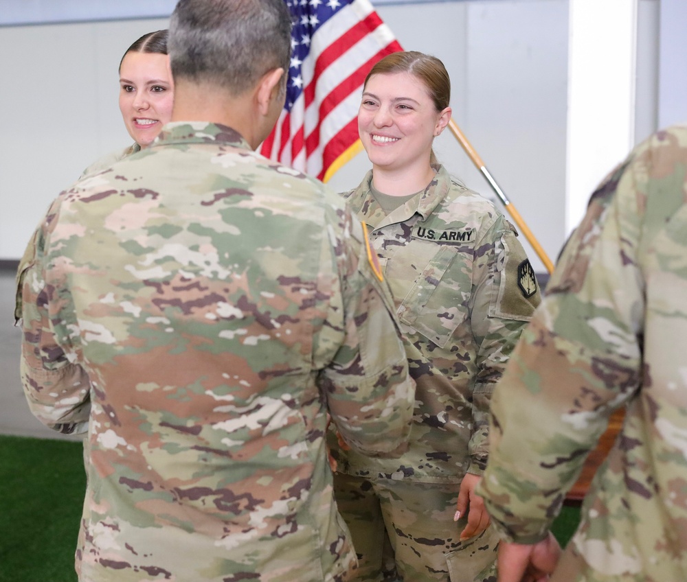 US Army medic recognized for helping injured biker during hiking trip to Mount Rainier