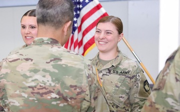 US Army medic recognized for helping injured biker during hiking trip to Mount Rainier