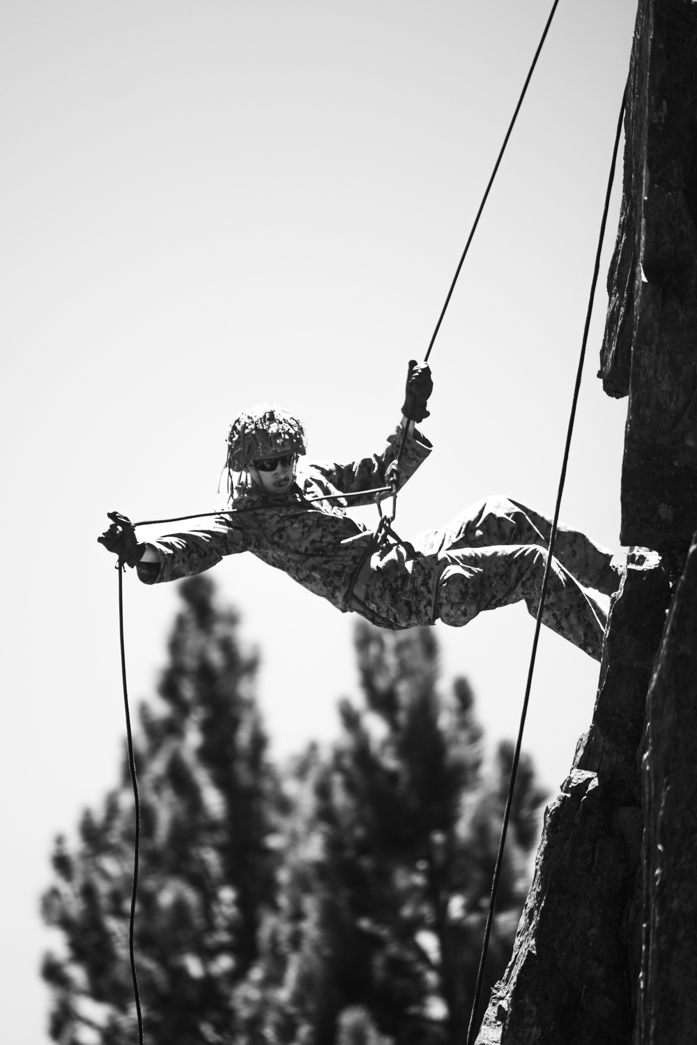 1st Bn., 5th Marines rappel with UAE Presidential Guard during MTX 4-25