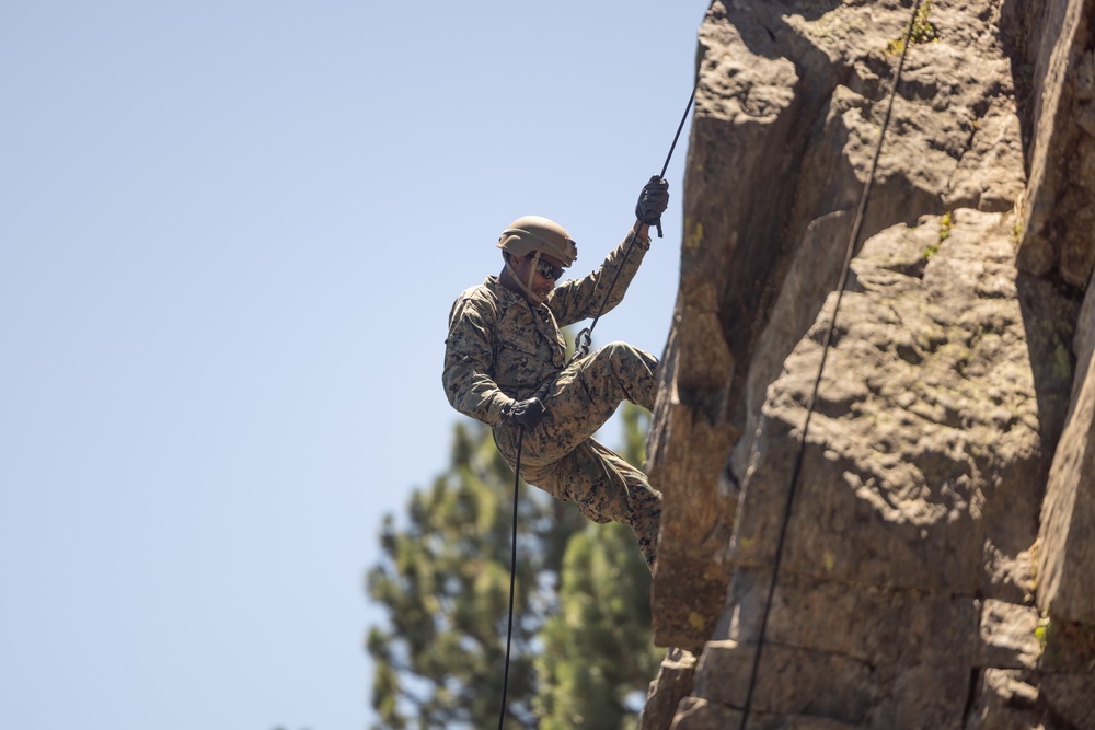 1st Bn., 5th Marines rappel with UAE Presidential Guard during MTX 4-25