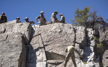 1st Bn., 5th Marines rappel with UAE Presidential Guard during MTX 4-25