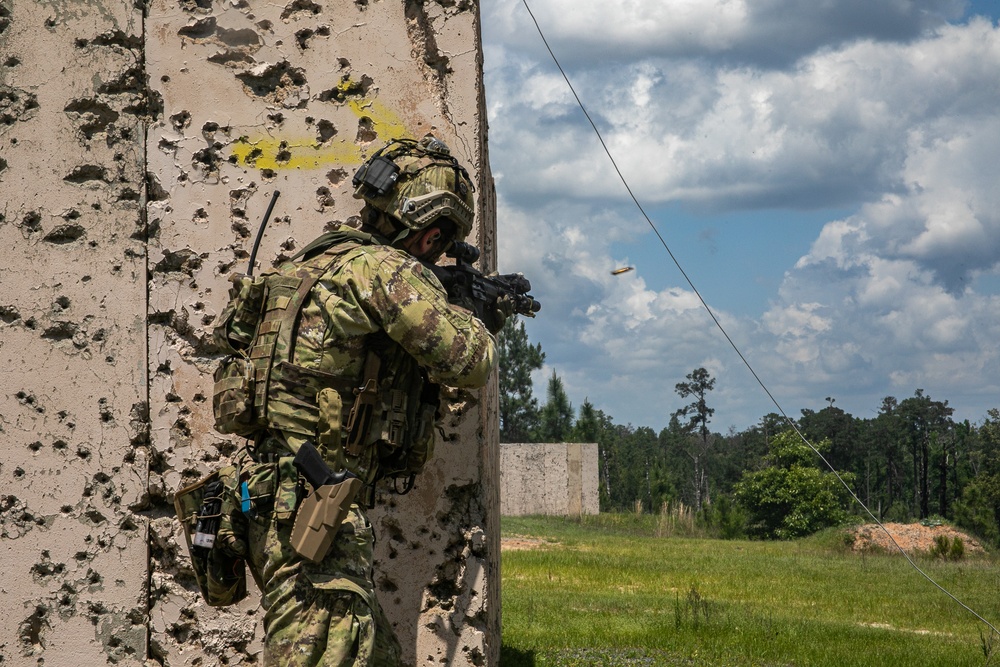 Italian SOF Soldiers Assault Objective in Conjunction with 5th SFG (A) at JRTC