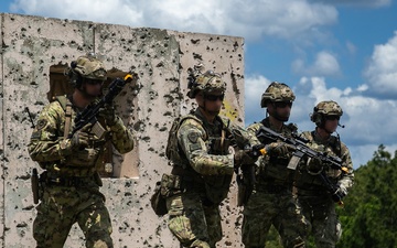 Italian SOF Soldiers Assault Objective in Conjunction with 5th SFG (A) at JRTC