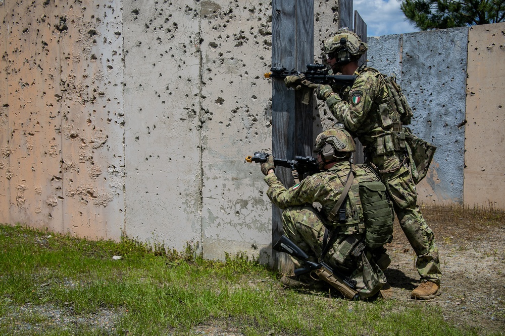Italian SOF Soldiers Assault Objective in Conjunction with 5th SFG (A) at JRTC