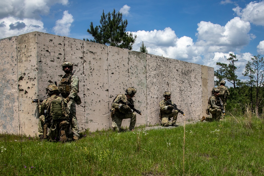 Italian SOF Soldiers Assault Objective in Conjunction with 5th SFG (A) at JRTC