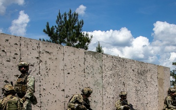 Italian SOF Soldiers Assault Objective in Conjunction with 5th SFG (A) at JRTC
