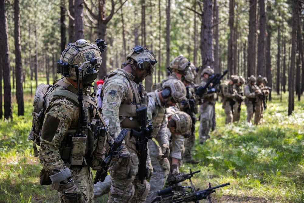Italian SOF Soldiers Assault Objective in Conjunction with 5th SFG (A) at JRTC