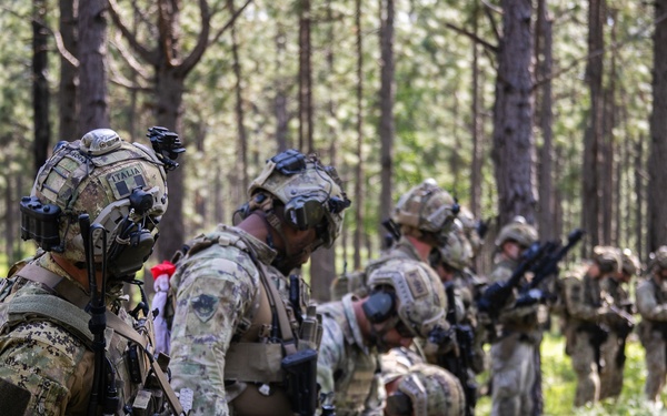 Italian SOF Soldiers Assault Objective in Conjunction with 5th SFG (A) at JRTC