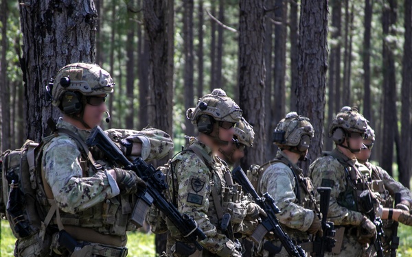Italian SOF Soldiers Assault Objective in Conjunction with 5th SFG (A) at JRTC