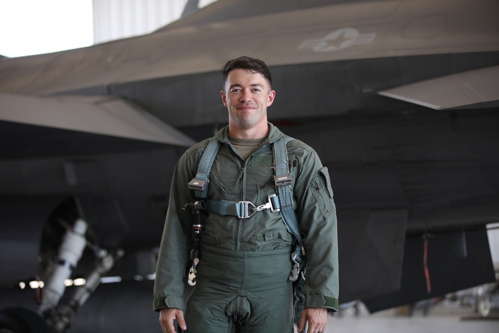 Soldier Takes Flight in F-16