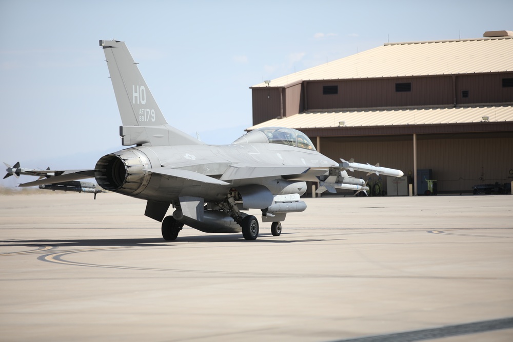 Soldier Takes Flight in F-16