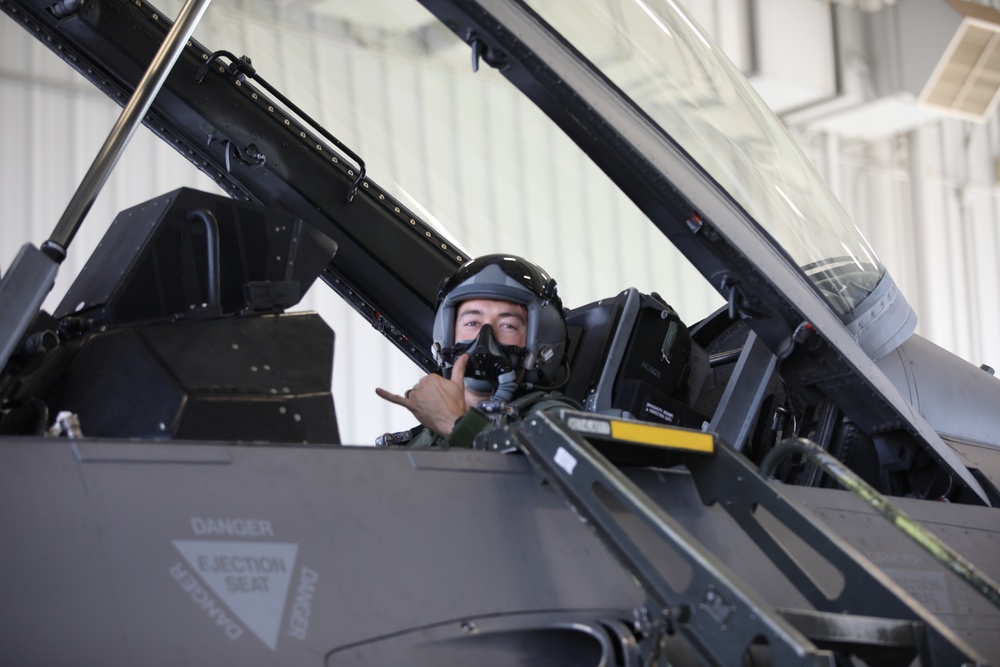 Soldier Takes Flight in F-16