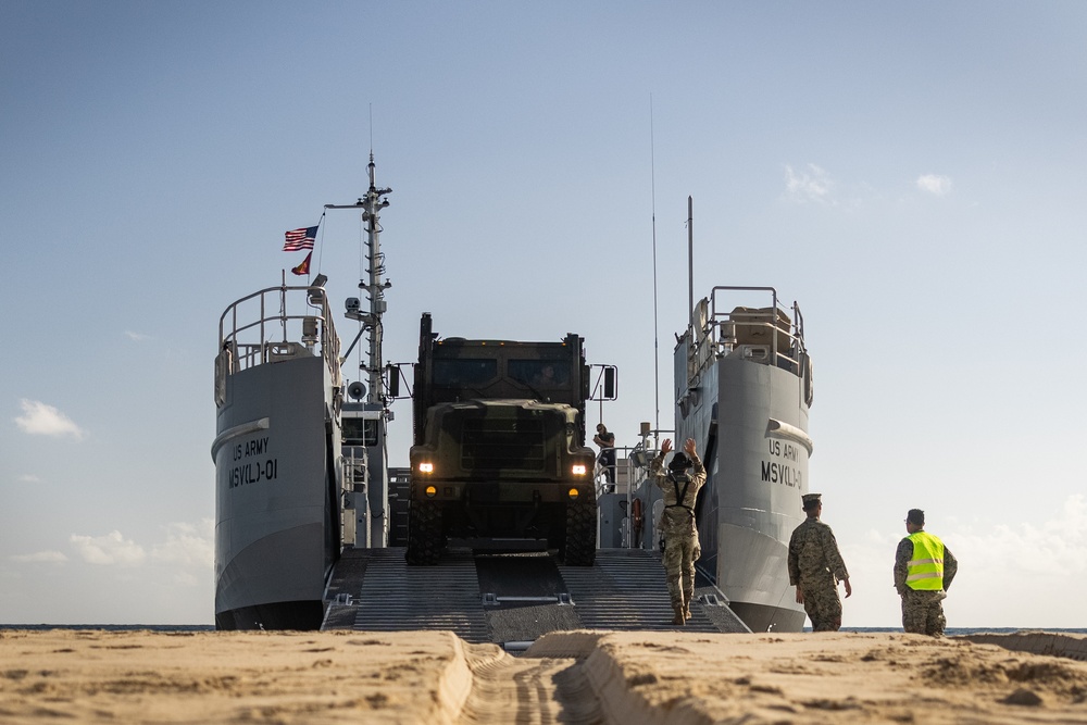 3d LLB conducts beach rehearsals with U.S. Army MSV(L)