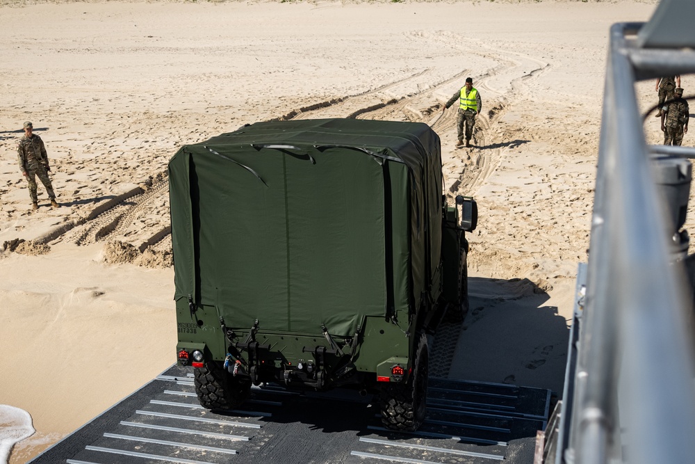 3d LLB conducts beach rehearsals with U.S. Army MSV(L)