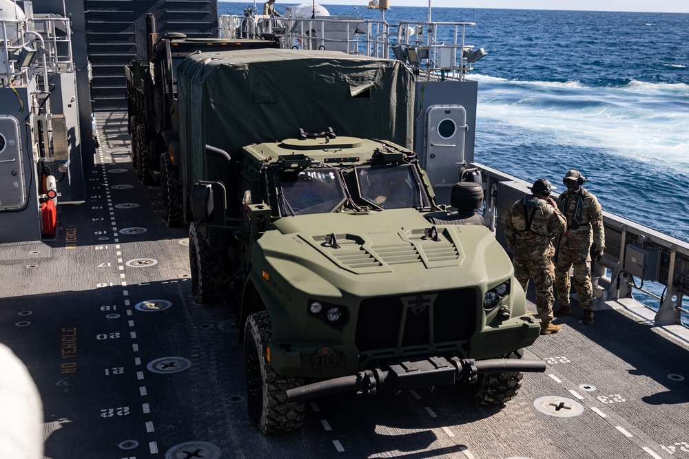 3d LLB conducts beach rehearsals with U.S. Army MSV(L)