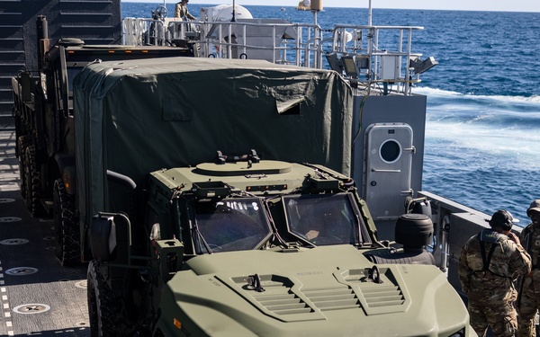 3d LLB conducts beach rehearsals with U.S. Army MSV(L)