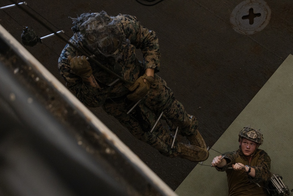 31st MEU conducts rappelling, caving ladder training