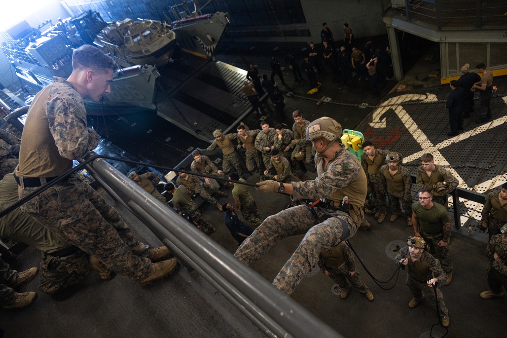 31st MEU conducts rappelling, caving ladder training