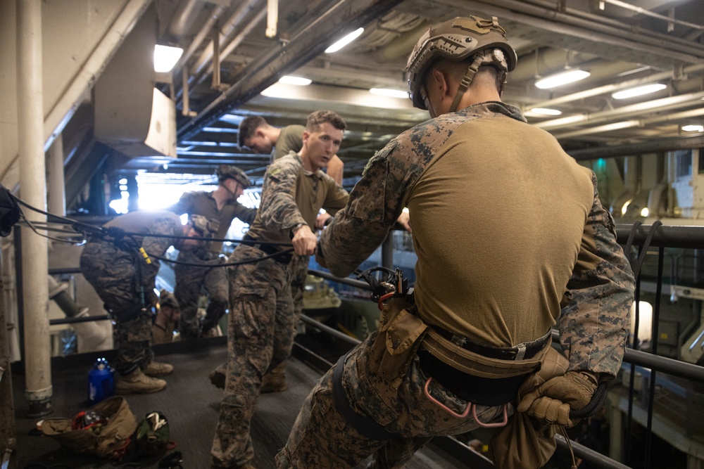 31st MEU conducts rappelling, caving ladder training