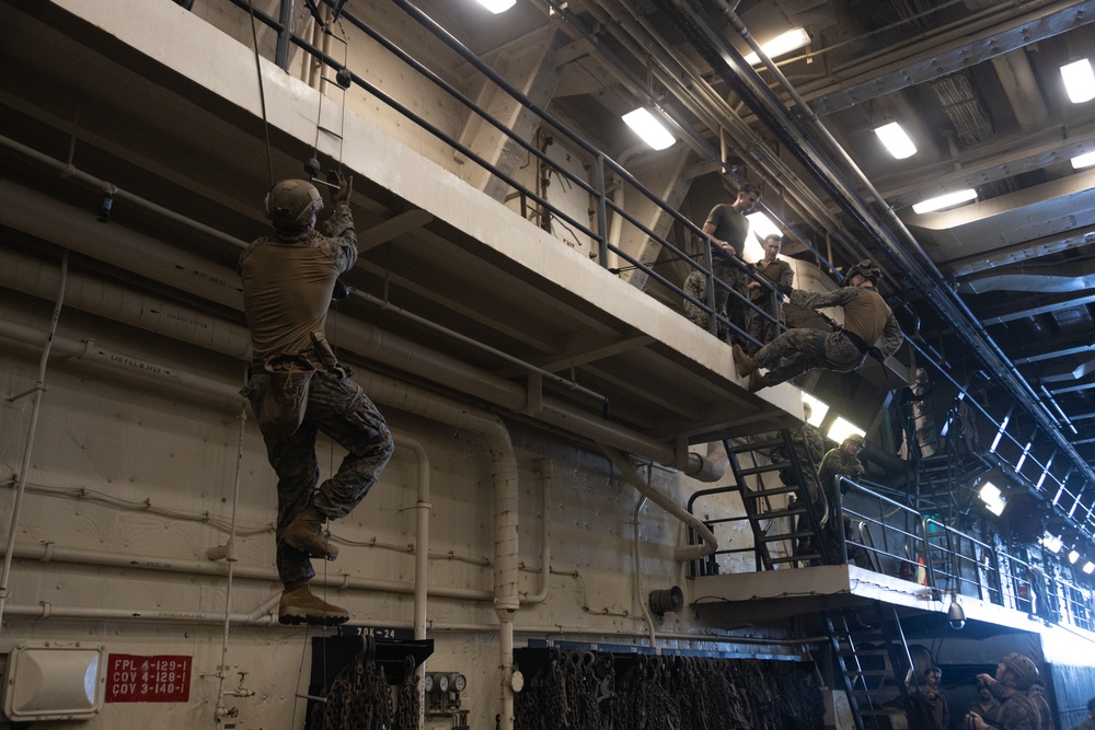 31st MEU conducts rappelling, caving ladder training
