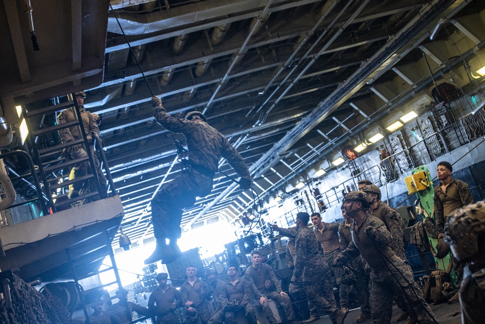 31st MEU conducts rappelling, caving ladder training