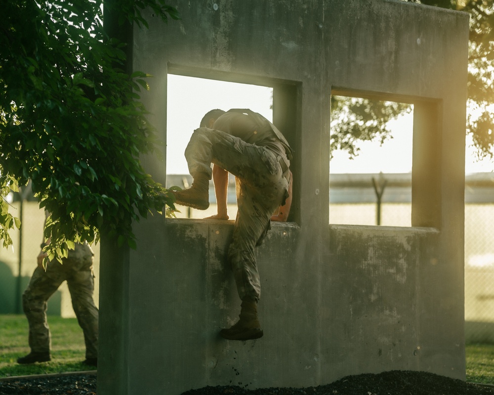 Sky Soldiers Conduct an Obstacle Course