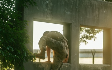 Sky Soldiers Conduct an Obstacle Course