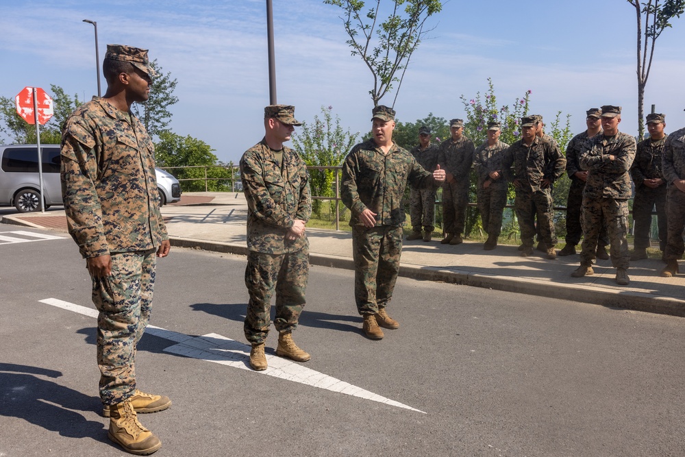 Col. Barclay Visits Marines in Camp Mujuk During KMEP 25.2