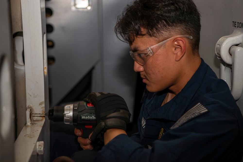 Boxer Sailors maintain equipment