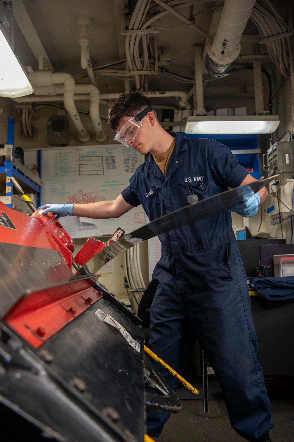 Boxer Sailors maintain equipment