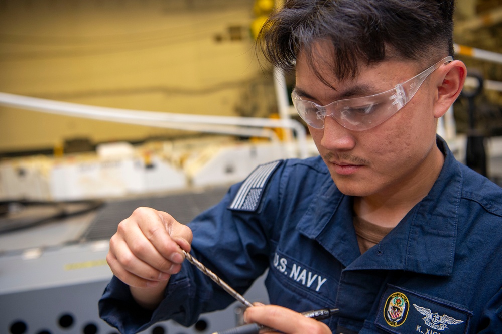 Boxer Sailors maintain equipment