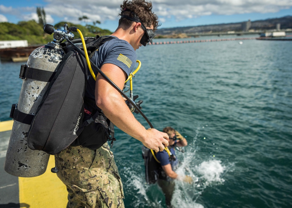 U.S. Navy prepares for USS Arizona platform removal