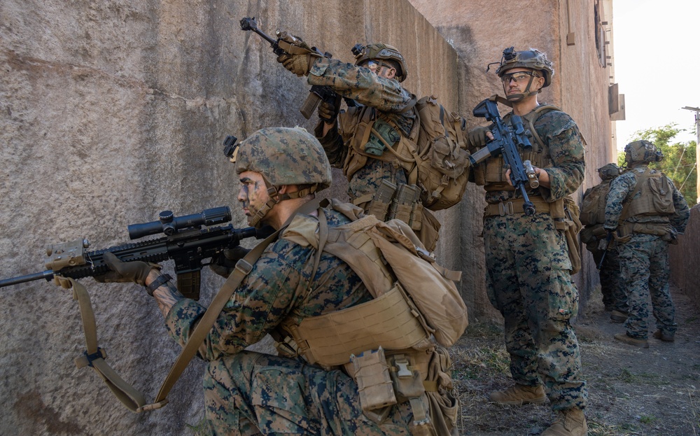Marines with SOI-W Detachment Hawaii AIMC sharpen their combat skills at Marine Corps Training Area Bellows
