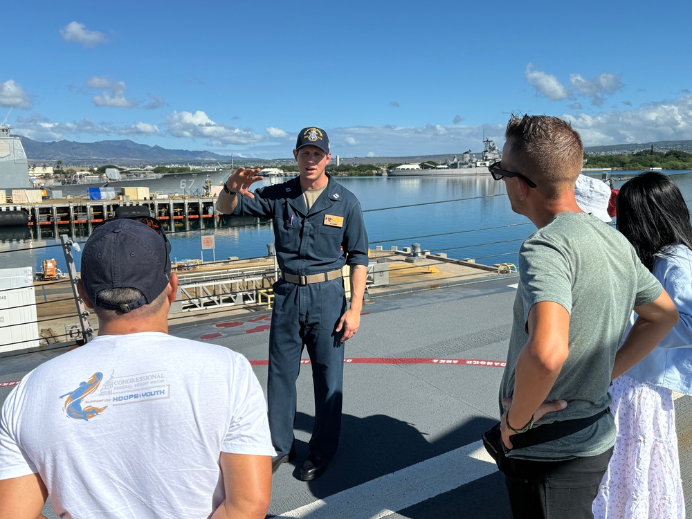 USS Michael Murphy (DDG 112) hosts Navy League visit