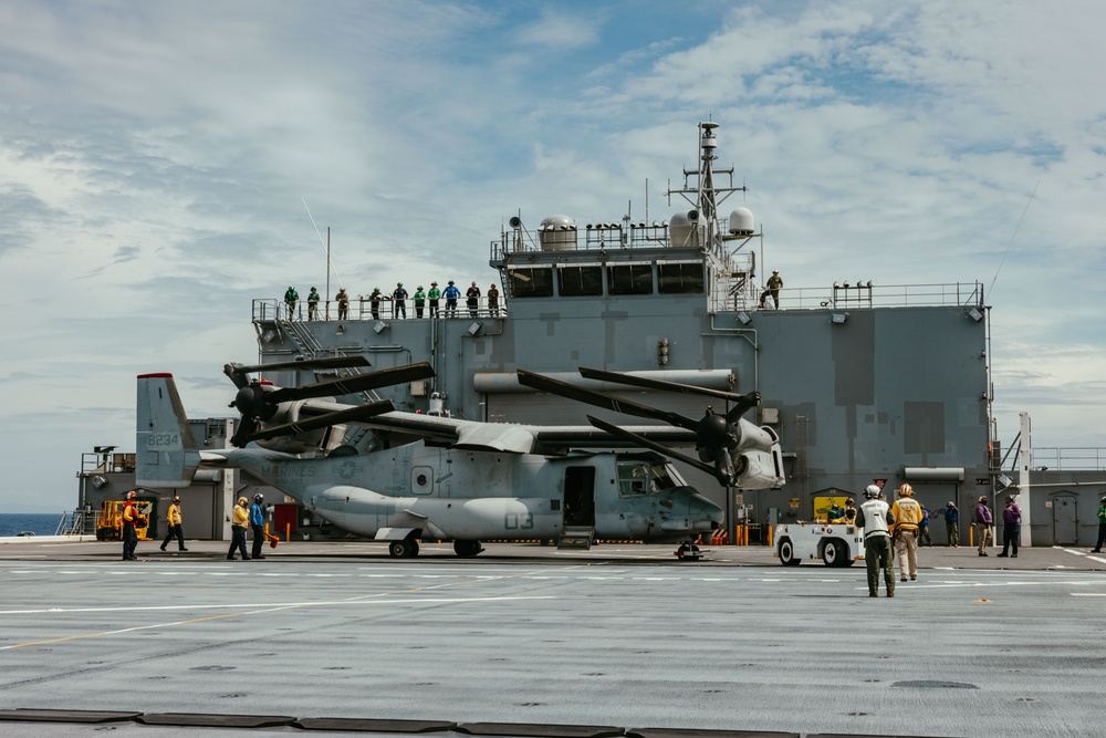 MRF-D 25.3: VMM-363’s MV-22B Ospreys arrive to USS Miguel Keith
