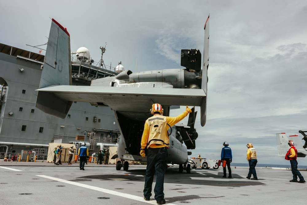 MRF-D 25.3: VMM-363’s MV-22B Ospreys arrive to USS Miguel Keith