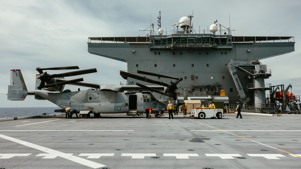 MRF-D 25.3: VMM-363’s MV-22B Ospreys arrive to USS Miguel Keith