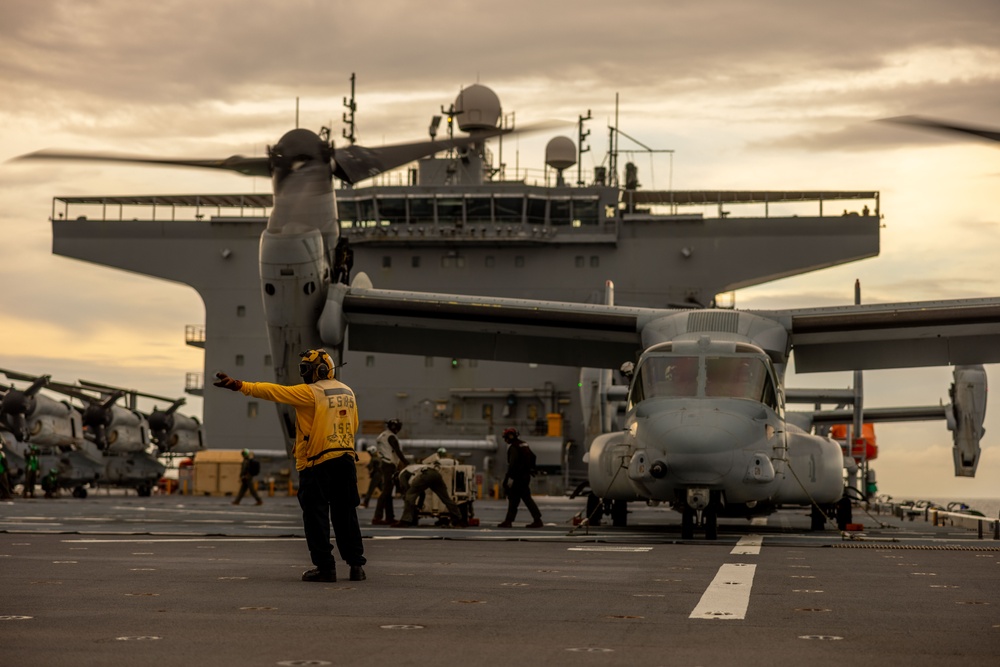 MRF-D 25.3: VMM-363’s MV-22B Ospreys arrive to USS Miguel Keith