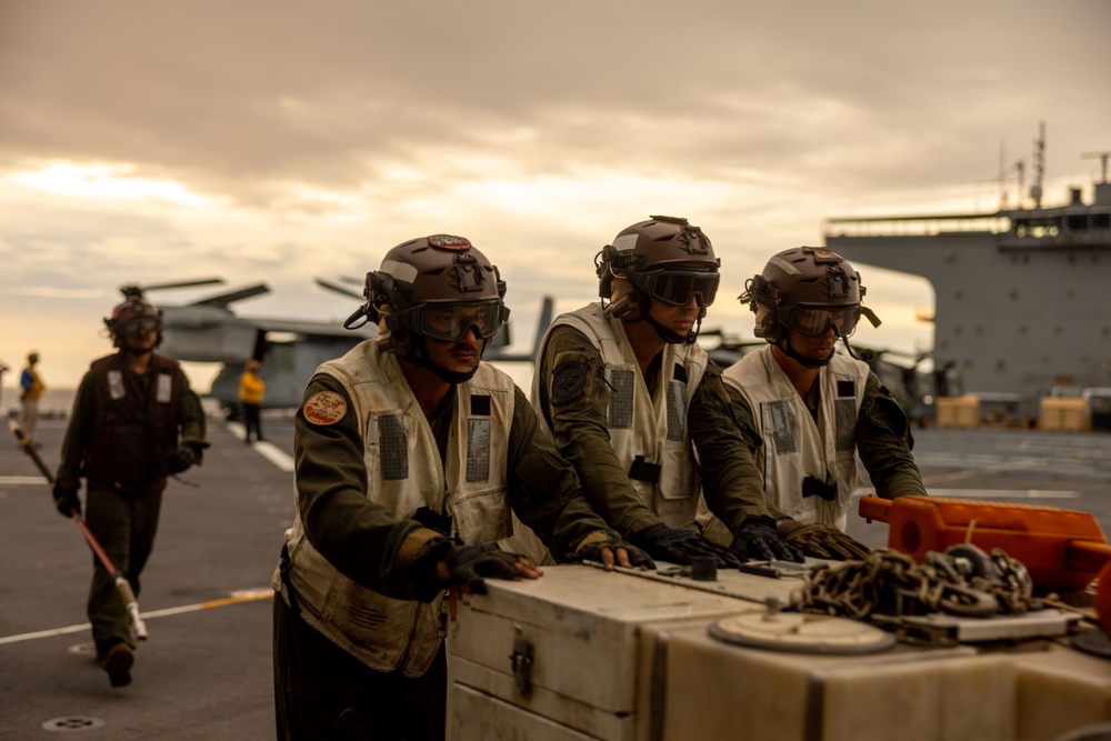 MRF-D 25.3: VMM-363’s MV-22B Ospreys arrive to USS Miguel Keith