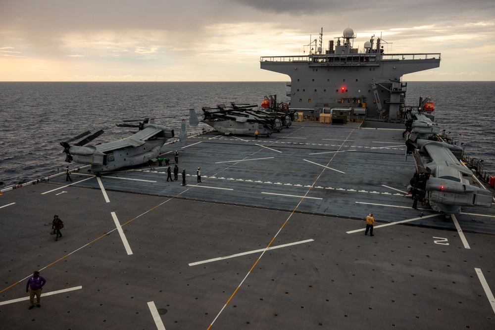 MRF-D 25.3: VMM-363’s MV-22B Ospreys arrive to USS Miguel Keith