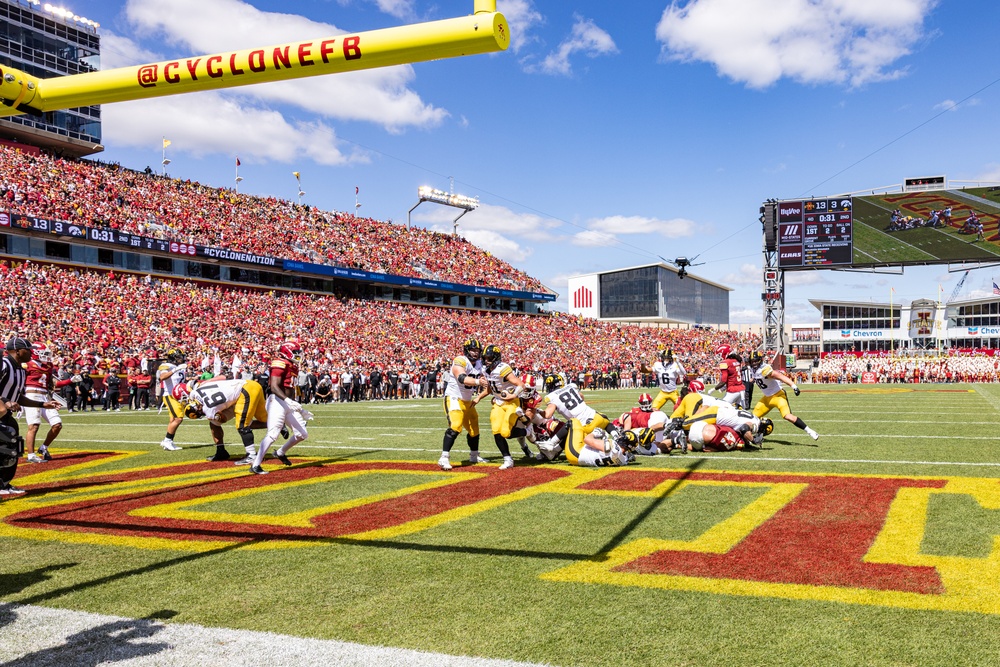 Iowa player scores touchdown at Cy-Hawk game