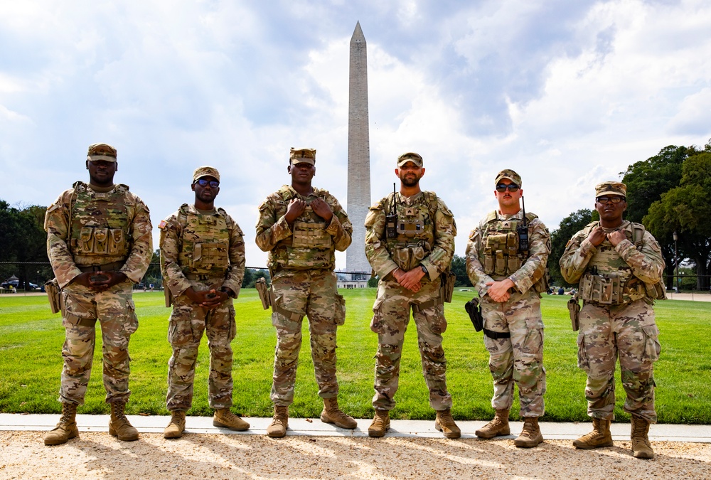 MS National Guard Soldiers Pose for a Photo in front of the Washington Monument in Washington, D.C.