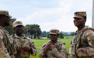 U.S. Soldiers with the 112th Military Police Battalion, Mississippi National Guard, Patrol the National Mall