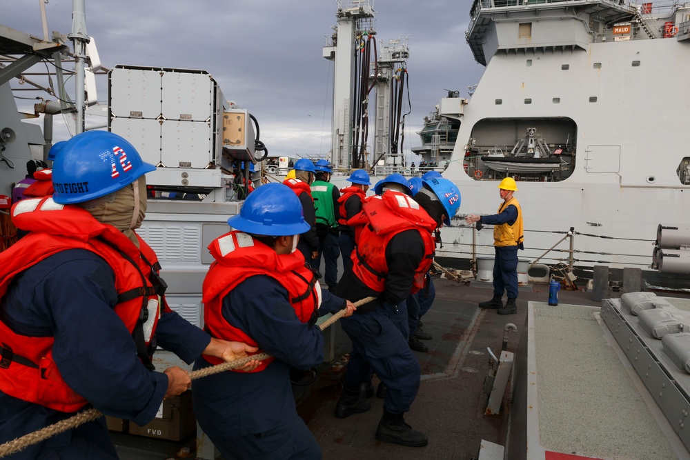 USS Mahan (DDG 72) Replenishment-at-sea with Royal Norwegian Navy