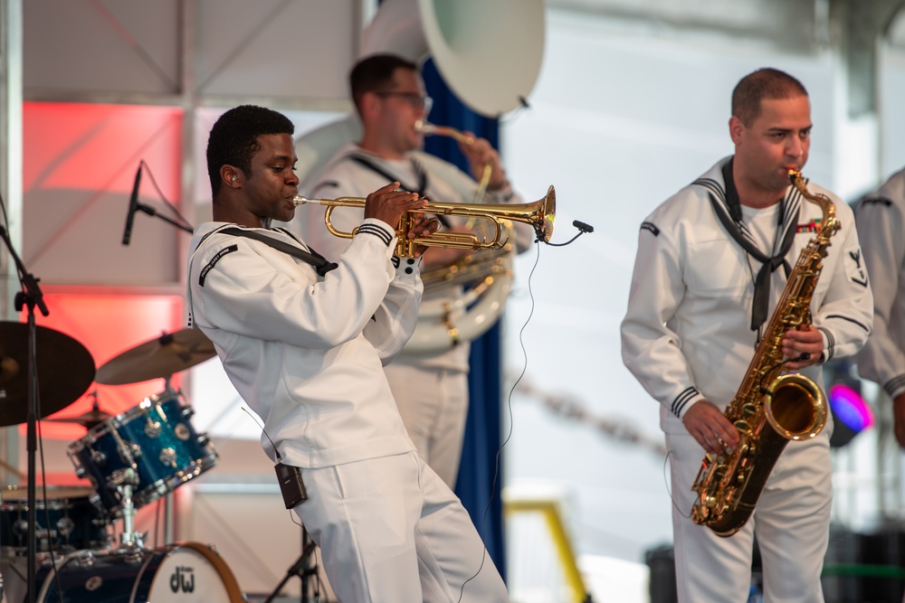 MU3 Sampson-Davis performs for WWII Veterans